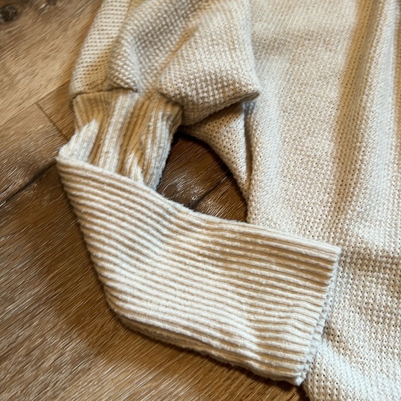 Women's Urban Outfitters Summer Cream Sweater Size Medium - Picture 3 of 8